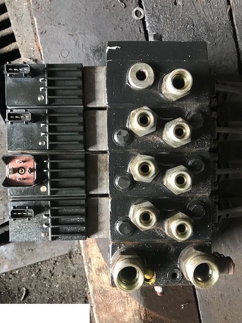 Sauer Danfoss - Cewki Proporcjonalne Rozdzielacz Elektrozawory - Električni sistem za Kmetijski stroj: slika 1 Sauer Danfoss - Cewki Proporcjonalne Rozdzielacz Elektrozawory - Električni sistem za Kmetijski stroj: slika 1