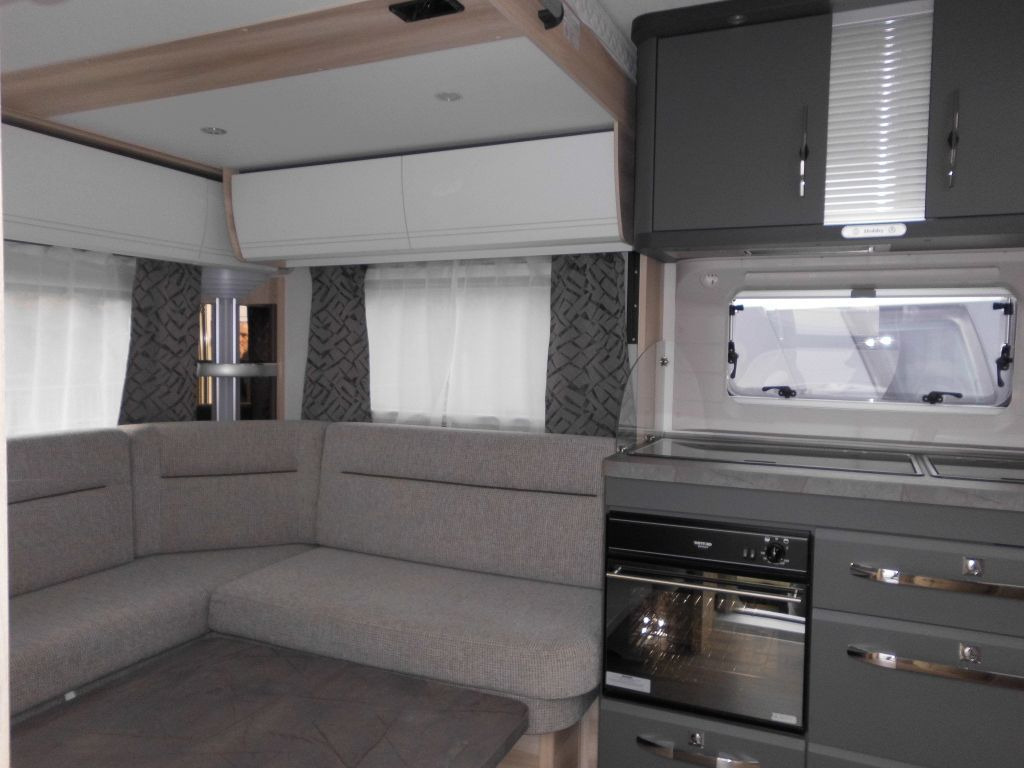 Hobby De Luxe 515 UHL 2000kg. Backofen, Dunsthaube + - Počitniška prikolica: slika 5 Hobby De Luxe 515 UHL 2000kg. Backofen, Dunsthaube + - Počitniška prikolica: slika 5