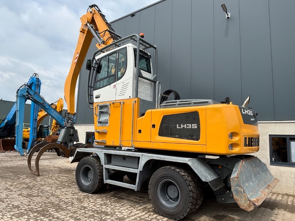 Liebherr LH 35 Timber Litronic - LH 30 - LH 40 - Bager za prekladanje primarnih/ Sekundarnih surovin: slika 2 Liebherr LH 35 Timber Litronic - LH 30 - LH 40 - Bager za prekladanje primarnih/ Sekundarnih surovin: slika 2