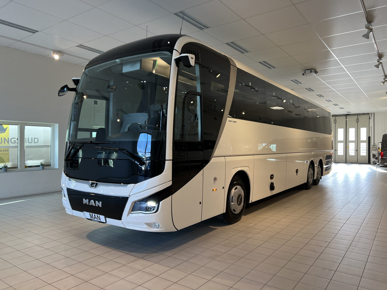 MAN Lions Coach R08 Euro 6E (Dark Edition) - Potovalni avtobus: slika 3 MAN Lions Coach R08 Euro 6E (Dark Edition) - Potovalni avtobus: slika 3