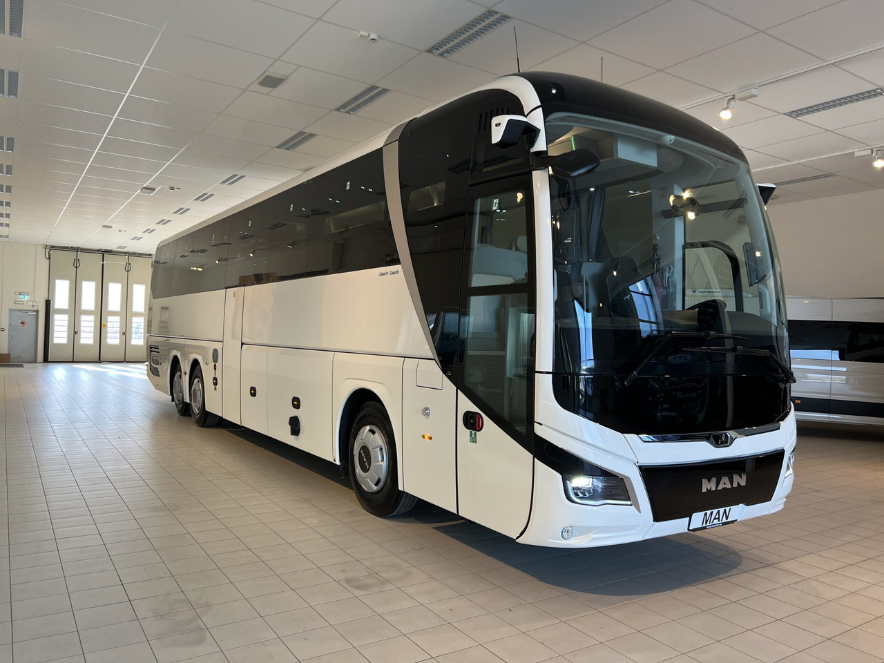 MAN Lions Coach R08 Euro 6E (Dark Edition) - Potovalni avtobus: slika 1 MAN Lions Coach R08 Euro 6E (Dark Edition) - Potovalni avtobus: slika 1