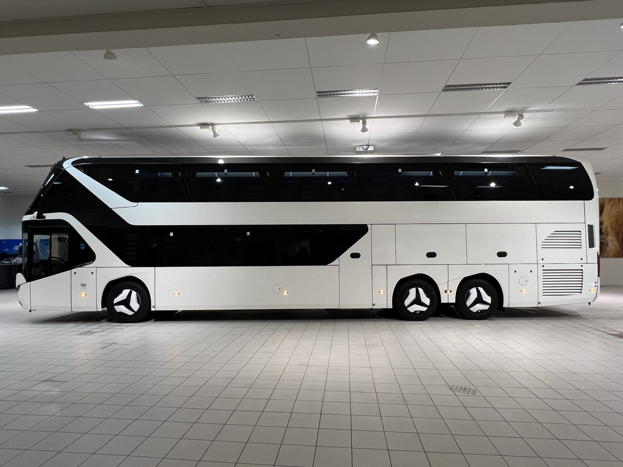 NEOPLAN SKYLINER P06 Euro 6E V.I.P / Exclusive Class (Dark Edition) - Potovalni avtobus: slika 3 NEOPLAN SKYLINER P06 Euro 6E V.I.P / Exclusive Class (Dark Edition) - Potovalni avtobus: slika 3