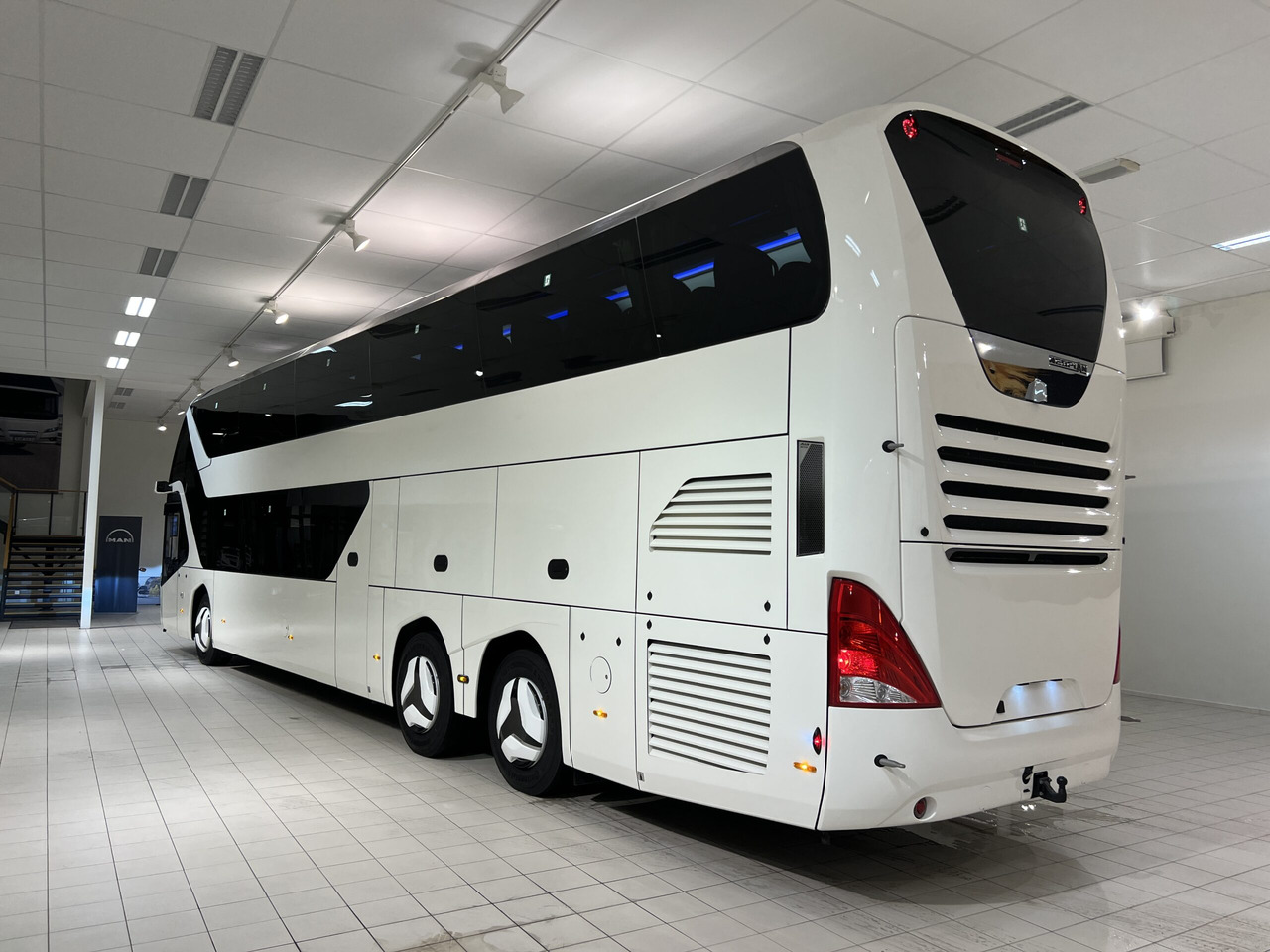NEOPLAN SKYLINER P06 Euro 6E V.I.P / Exclusive Class (Dark Edition) - Potovalni avtobus: slika 4 NEOPLAN SKYLINER P06 Euro 6E V.I.P / Exclusive Class (Dark Edition) - Potovalni avtobus: slika 4