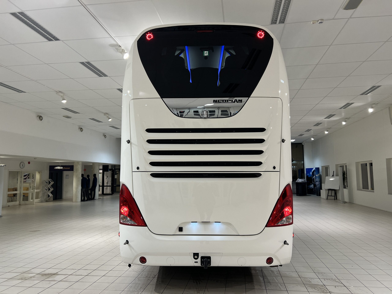 NEOPLAN SKYLINER P06 Euro 6E V.I.P / Exclusive Class (Dark Edition) - Potovalni avtobus: slika 5 NEOPLAN SKYLINER P06 Euro 6E V.I.P / Exclusive Class (Dark Edition) - Potovalni avtobus: slika 5