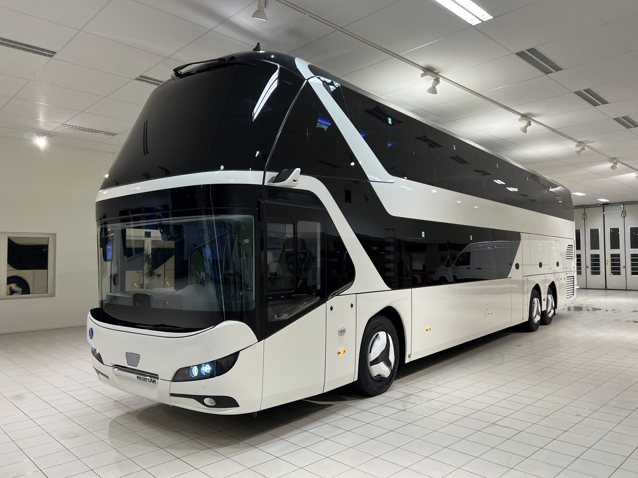 NEOPLAN SKYLINER P06 Euro 6E V.I.P / Exclusive Class (Dark Edition) - Potovalni avtobus: slika 2 NEOPLAN SKYLINER P06 Euro 6E V.I.P / Exclusive Class (Dark Edition) - Potovalni avtobus: slika 2