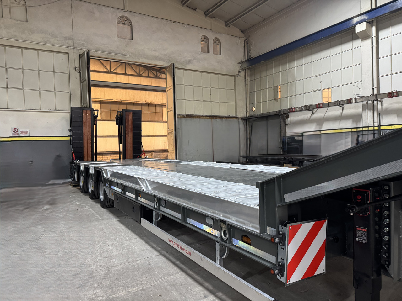 GVN Trailer 3 AXLE LOWBED WITH WHEEL RECESSES - Nizko noseča polprikolica: slika 3 GVN Trailer 3 AXLE LOWBED WITH WHEEL RECESSES - Nizko noseča polprikolica: slika 3