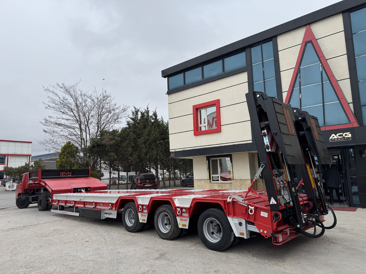 GVN Trailer 3 AXLE LOWBED WITH WHEEL RECESSES - Nizko noseča polprikolica: slika 1 GVN Trailer 3 AXLE LOWBED WITH WHEEL RECESSES - Nizko noseča polprikolica: slika 1