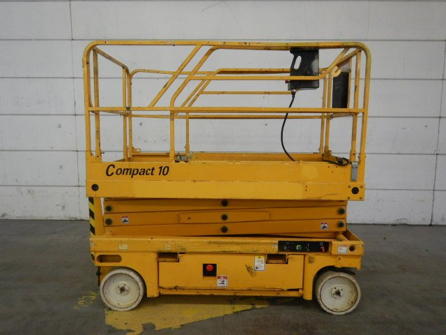 Used Electric scissor Lift Haulotte Compact 10 - Škarjasta dvižna ploščad: slika 2 Used Electric scissor Lift Haulotte Compact 10 - Škarjasta dvižna ploščad: slika 2