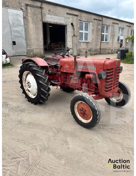 MCCORMICK International Farmall D-324 - Traktor: slika 1 MCCORMICK International Farmall D-324 - Traktor: slika 1