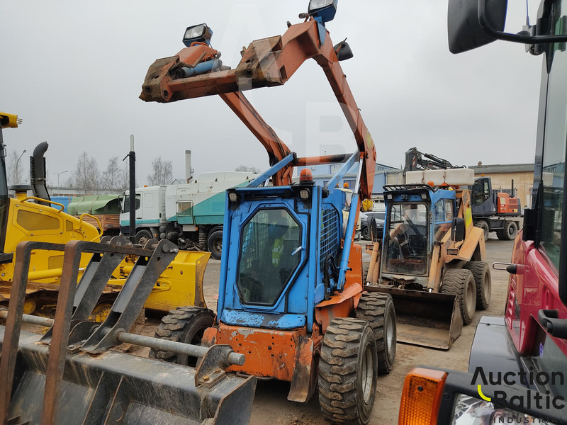 New Holland LS 185 B - Mini nakladalec: slika 2 New Holland LS 185 B - Mini nakladalec: slika 2