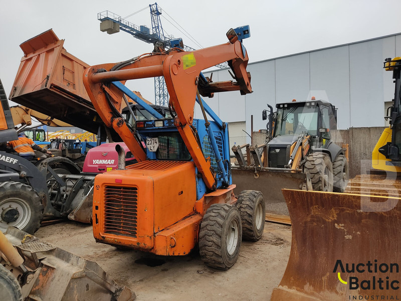 New Holland LS 185 B - Mini nakladalec: slika 4 New Holland LS 185 B - Mini nakladalec: slika 4