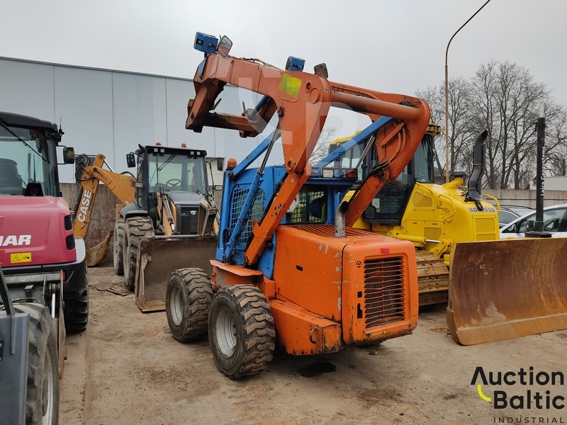 New Holland LS 185 B - Mini nakladalec: slika 3 New Holland LS 185 B - Mini nakladalec: slika 3