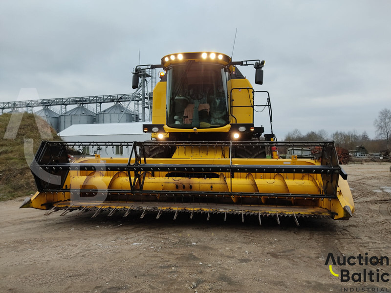 Kombajn harvester za transport hrane New Holland TC 5.90: slika 7
