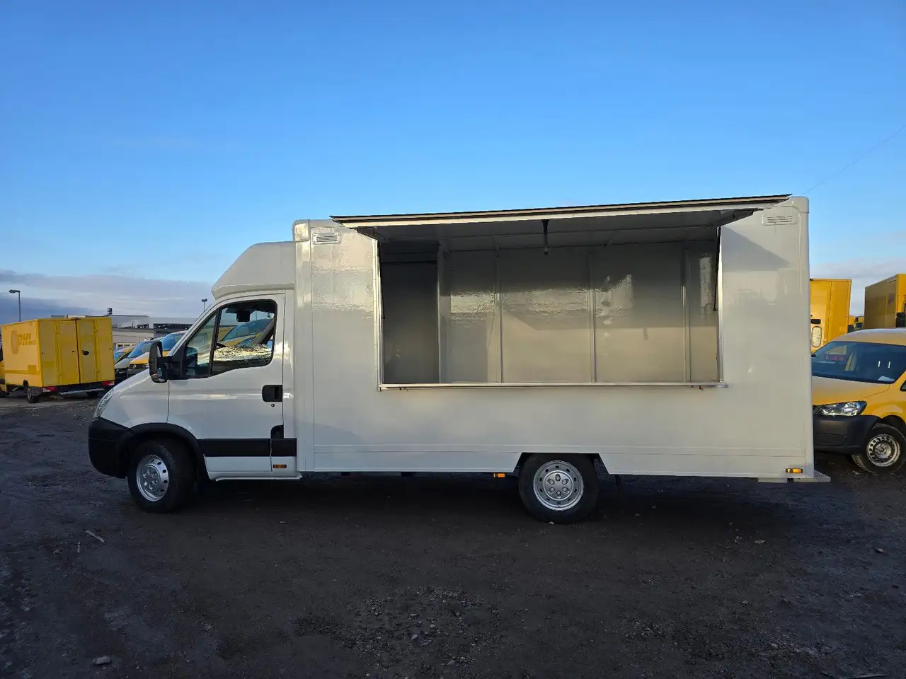 Iveco C30C/ FOODTRUCK/ Daily - Tovornjak s hrano: slika 2 Iveco C30C/ FOODTRUCK/ Daily - Tovornjak s hrano: slika 2