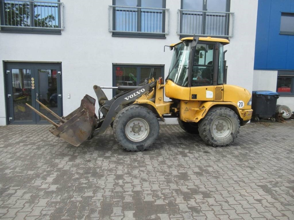 Volvo L 30 B - Kolesni nakladalec: slika 1 Volvo L 30 B - Kolesni nakladalec: slika 1