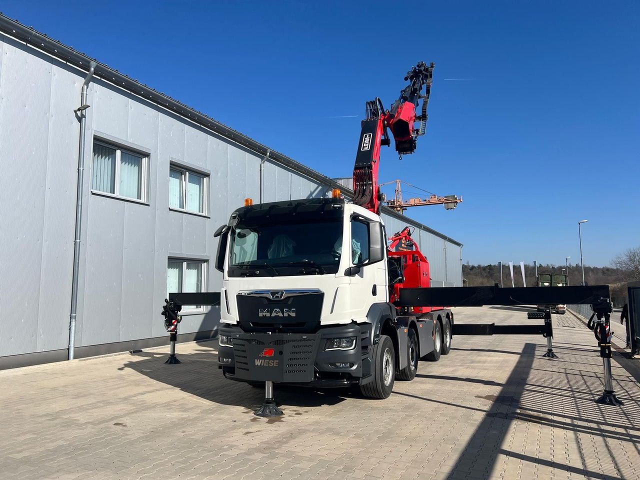 MAN 8x4 mit F1150RA.2.28 L616 Winde, 2.per. Korb - Tovornjak z dvigalom: slika 1 MAN 8x4 mit F1150RA.2.28 L616 Winde, 2.per. Korb - Tovornjak z dvigalom: slika 1