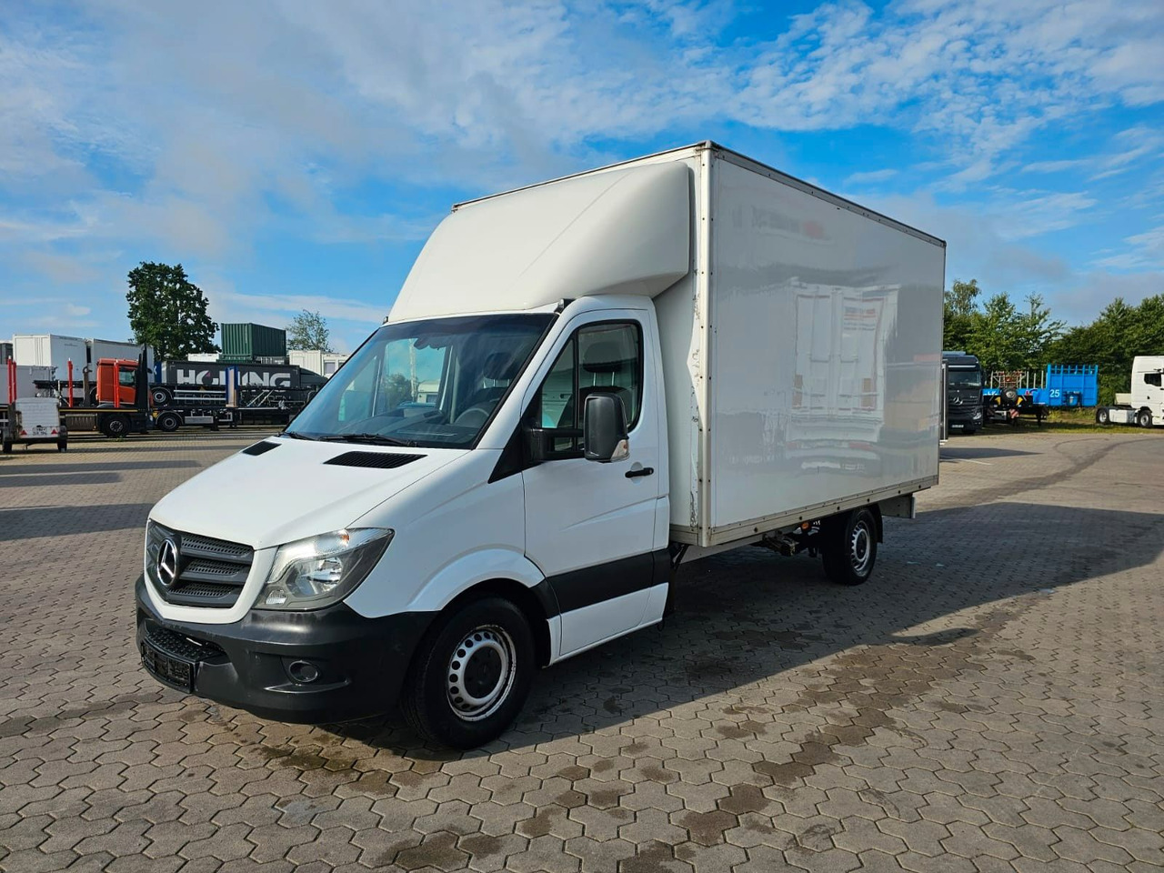 Mercedes-Benz Sprinter mit Kofferaufbau - Dostavno vozilo z zabojnikom: slika 1 Mercedes-Benz Sprinter mit Kofferaufbau - Dostavno vozilo z zabojnikom: slika 1