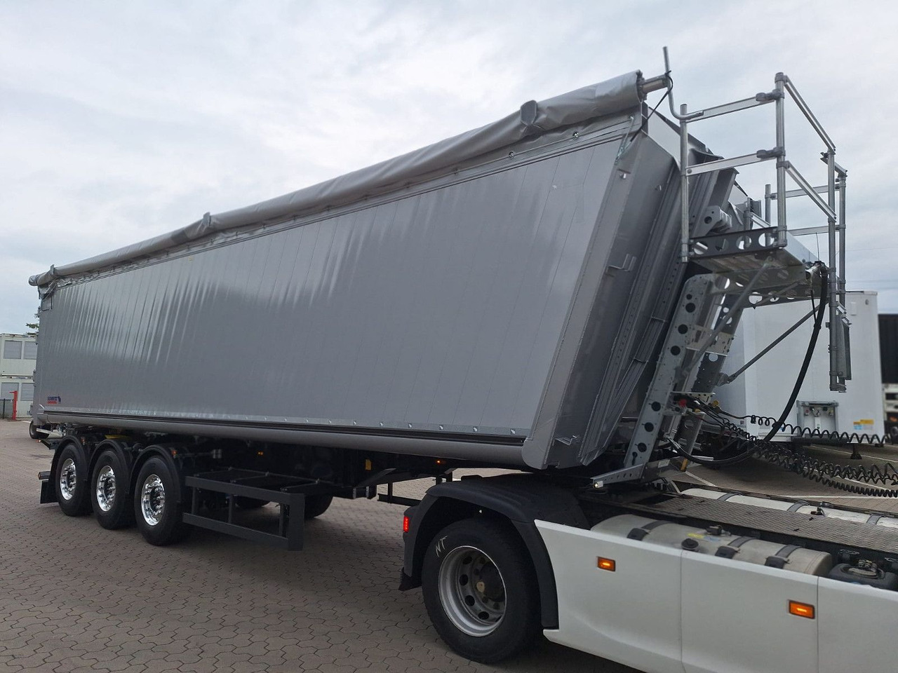 Schmitz Cargobull Kipper 52m³ mit gekröpftem Chassis - Kiper polprikolica: slika 2 Schmitz Cargobull Kipper 52m³ mit gekröpftem Chassis - Kiper polprikolica: slika 2