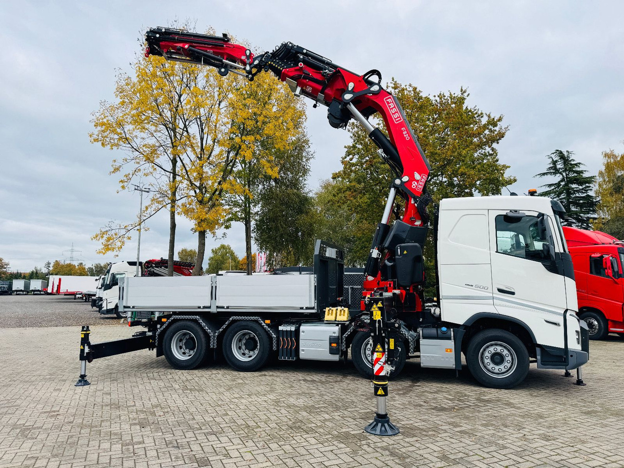 Volvo FH 500 8x4 Kran F820 RA2.27 Jib & Winde Sofort - Vlačilec: slika 2 Volvo FH 500 8x4 Kran F820 RA2.27 Jib & Winde Sofort - Vlačilec: slika 2