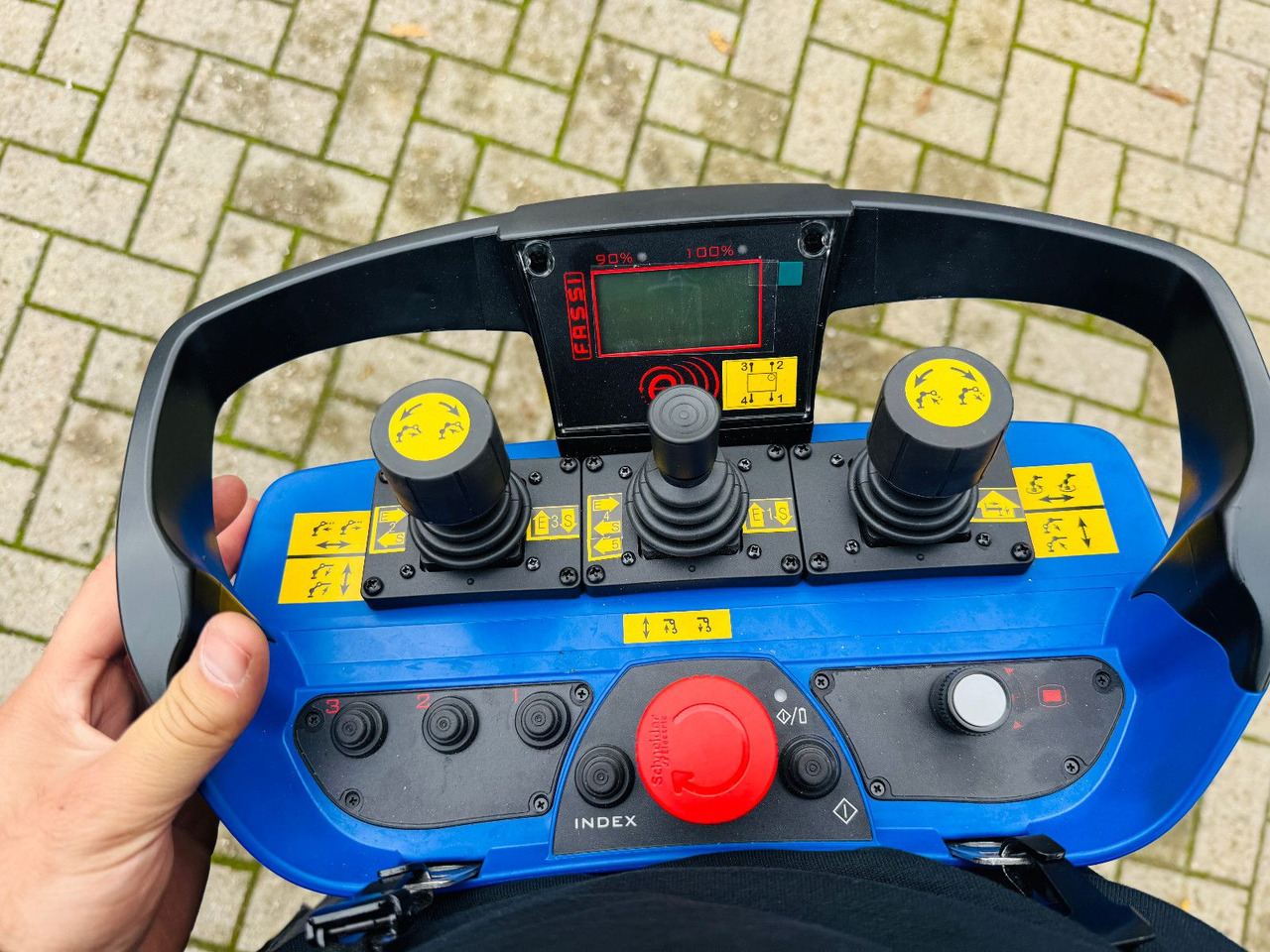 Volvo FH 500 8x4 Kran F820 RA2.27 Jib & Winde Sofort - Vlačilec: slika 4 Volvo FH 500 8x4 Kran F820 RA2.27 Jib & Winde Sofort - Vlačilec: slika 4