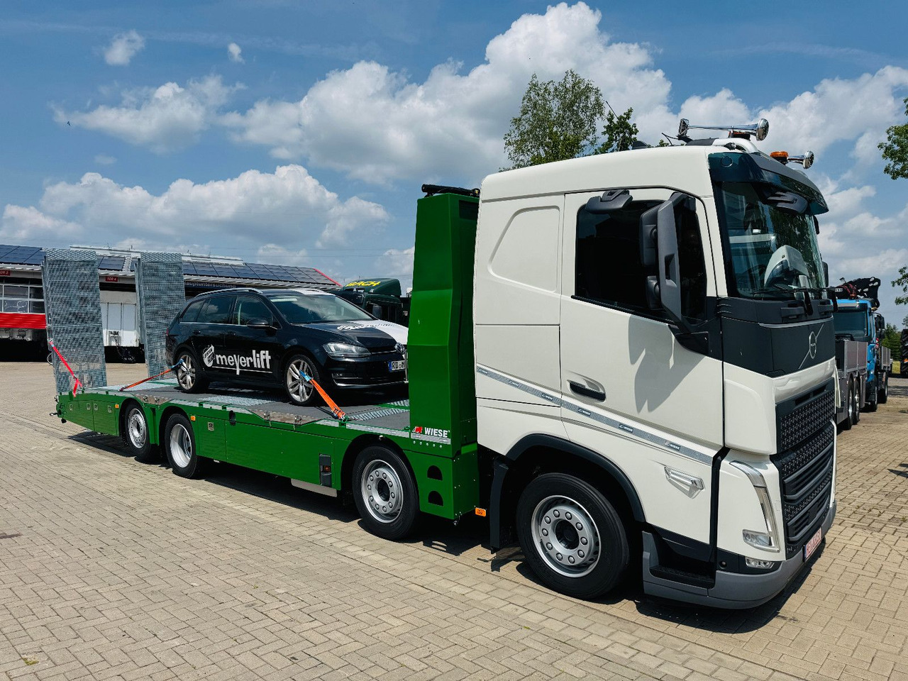 Volvo Arbeitsbühnen Baumaschinentransporter mit Rampen - Vlečno vozilo: slika 1 Volvo Arbeitsbühnen Baumaschinentransporter mit Rampen - Vlečno vozilo: slika 1