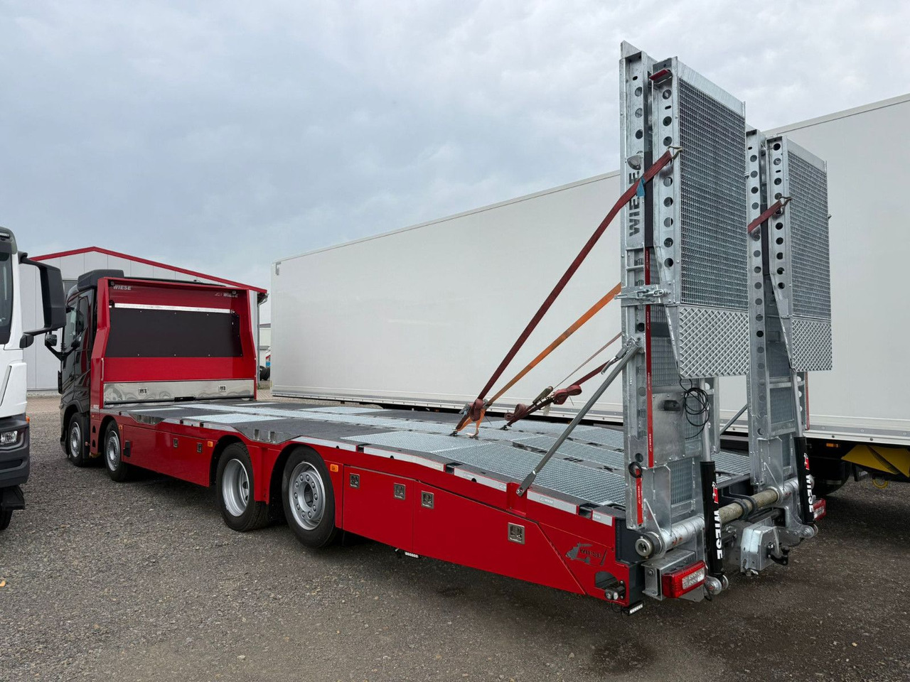 Volvo Arbeitsbühnen Baumaschinentransporter mit Rampen - Tovornjak s kesonom: slika 3 Volvo Arbeitsbühnen Baumaschinentransporter mit Rampen - Tovornjak s kesonom: slika 3