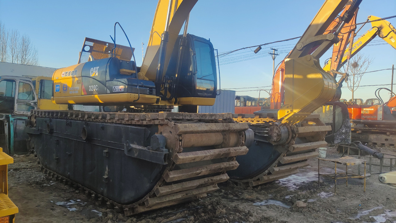 CATERPILLAR 320C - Amfibijski bager: slika 1 CATERPILLAR 320C - Amfibijski bager: slika 1