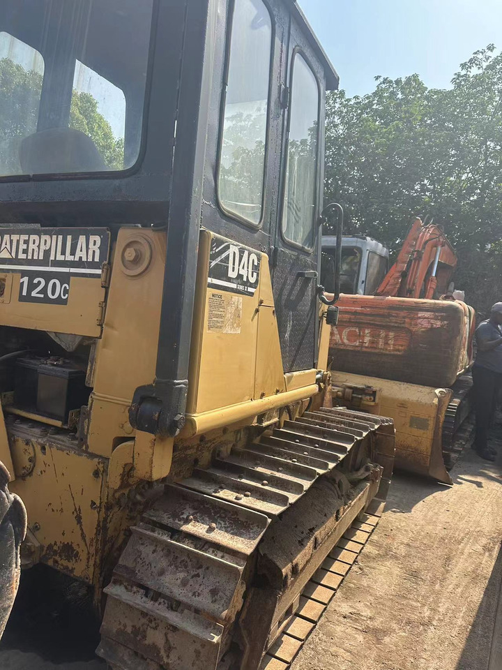 CATERPILLAR D4C - Buldožer: slika 4 CATERPILLAR D4C - Buldožer: slika 4