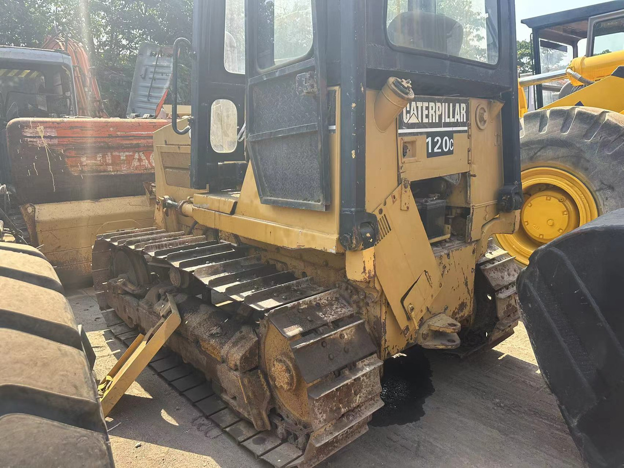 CATERPILLAR D4C - Buldožer: slika 2 CATERPILLAR D4C - Buldožer: slika 2