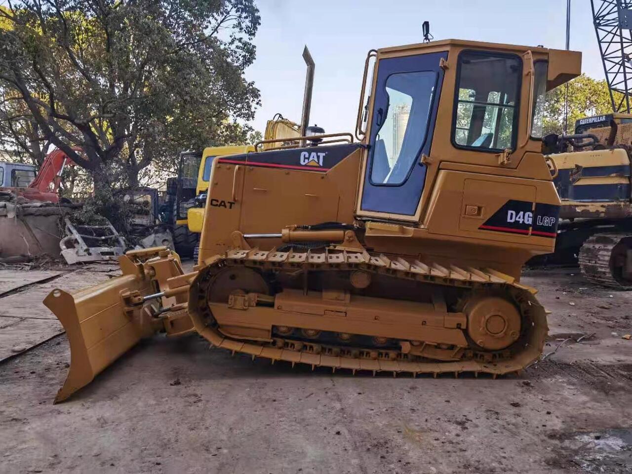 CATERPILLAR D4G - Buldožer: slika 1 CATERPILLAR D4G - Buldožer: slika 1