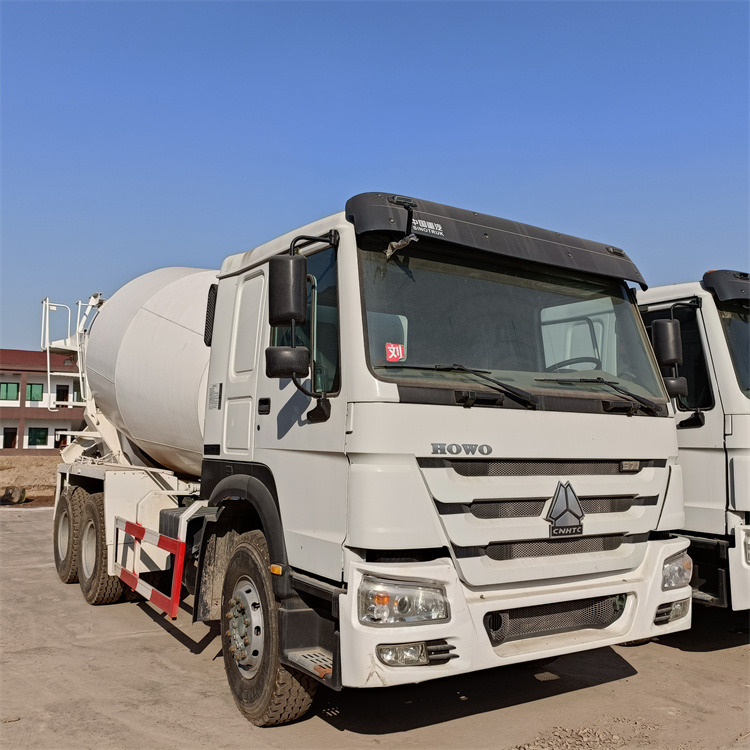 HOWO HOWO-white mixer pump truck - Avtomešalec s črpalko: slika 2 HOWO HOWO-white mixer pump truck - Avtomešalec s črpalko: slika 2