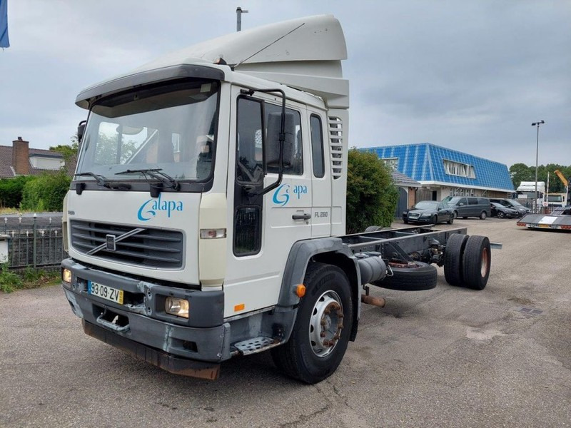 Volvo FL 250 MANUAL STEEL SUSPENSION - Tovornjak-šasija: slika 1 Volvo FL 250 MANUAL STEEL SUSPENSION - Tovornjak-šasija: slika 1