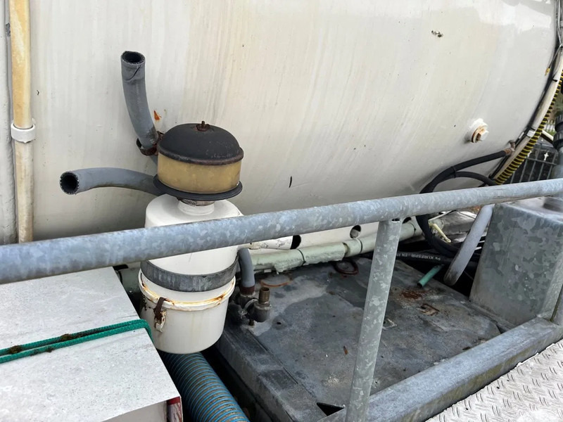 Tovornjak cisterna Volvo FL 611 FL6 11 4x2 with TANK, possible to remove the tank: slika 11 Tovornjak cisterna Volvo FL 611 FL6 11 4x2 with TANK, possible to remove the tank: slika 11