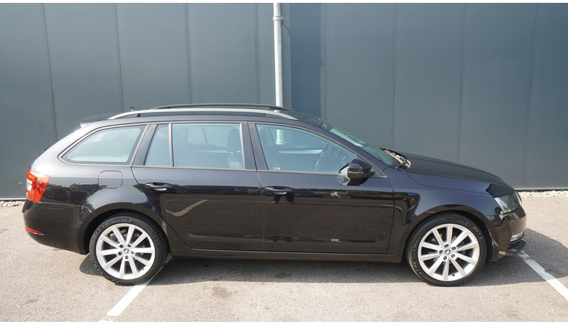 Škoda Octavia COMBI 1.6TDI DSG 85KW GREENTECH AMBITION BUSINESS - Minibus, Potniški kombi: slika 2 Škoda Octavia COMBI 1.6TDI DSG 85KW GREENTECH AMBITION BUSINESS - Minibus, Potniški kombi: slika 2