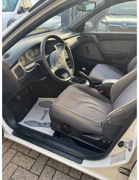 Limuzina Toyota Carina E **1600XLI-VERRY CLEAN**: slika 9