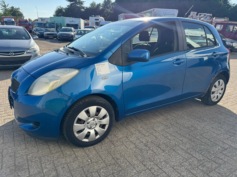 Toyota Yaris **PETROL-ESSENCE-AC** - Kombilimuzina: slika 1 Toyota Yaris **PETROL-ESSENCE-AC** - Kombilimuzina: slika 1