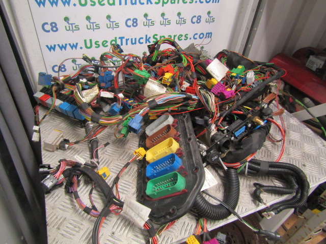 IVECO STRALIS COPLETE CAB WIRING HARNESS - Električni sistem za Tovornjak: slika 4 IVECO STRALIS COPLETE CAB WIRING HARNESS - Električni sistem za Tovornjak: slika 4
