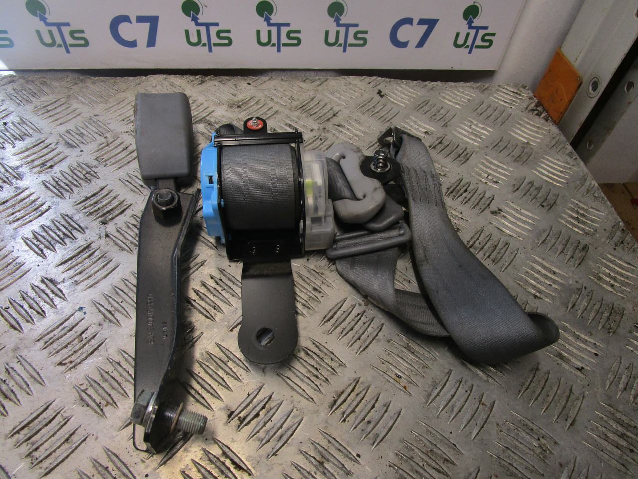 MITSUBISHI FUSO DRIVERS SIDE SEAT BELT - Kabina in notranjost za Tovornjak: slika 1 MITSUBISHI FUSO DRIVERS SIDE SEAT BELT - Kabina in notranjost za Tovornjak: slika 1