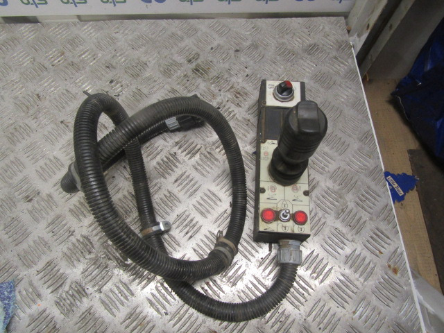 MULTILIFT HOOK LOADER IN CAB CONTROL UNIT - Rezervni deli za Komunalno/ Posebno vozilo: slika 2 MULTILIFT HOOK LOADER IN CAB CONTROL UNIT - Rezervni deli za Komunalno/ Posebno vozilo: slika 2