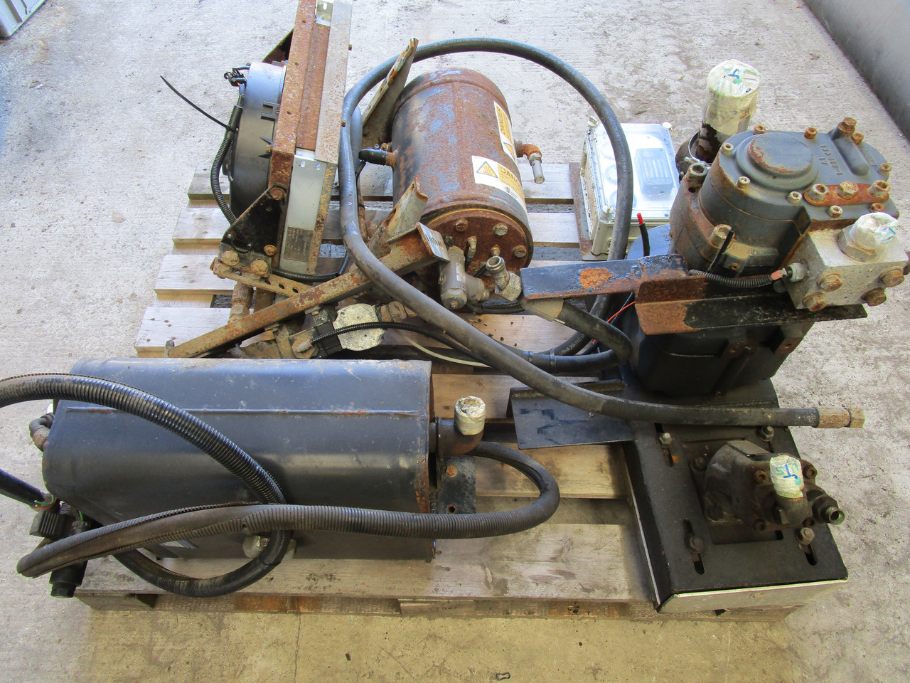 TRUCK MOUNTED TAMROTOR COMPRESSOR UNIT TYPE E12 - Kompresor za Komunalno/ Posebno vozilo: slika 1 TRUCK MOUNTED TAMROTOR COMPRESSOR UNIT TYPE E12 - Kompresor za Komunalno/ Posebno vozilo: slika 1