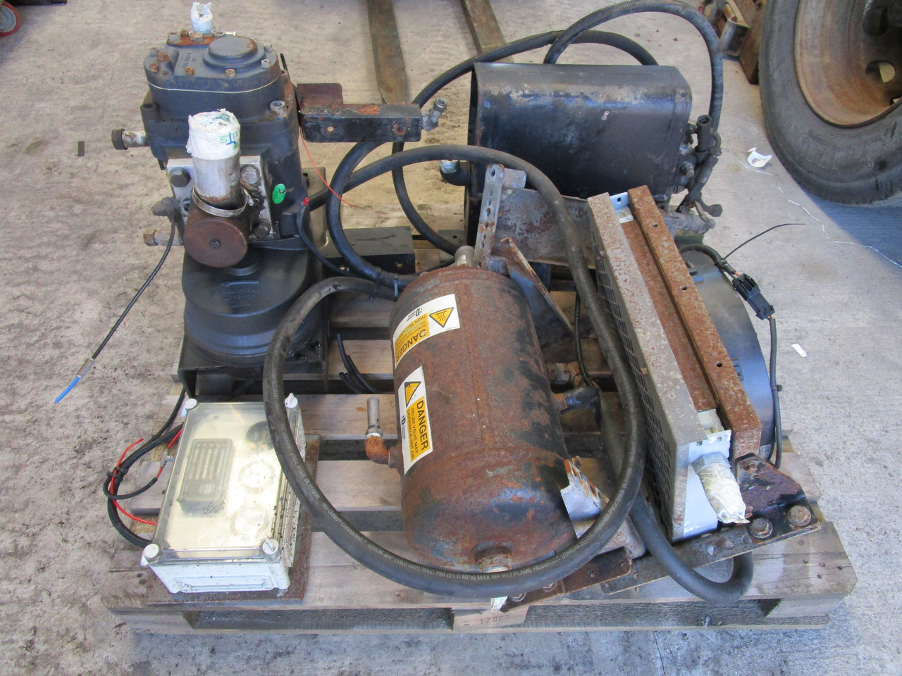 TRUCK MOUNTED TAMROTOR COMPRESSOR UNIT TYPE E12 - Kompresor za Komunalno/ Posebno vozilo: slika 3 TRUCK MOUNTED TAMROTOR COMPRESSOR UNIT TYPE E12 - Kompresor za Komunalno/ Posebno vozilo: slika 3