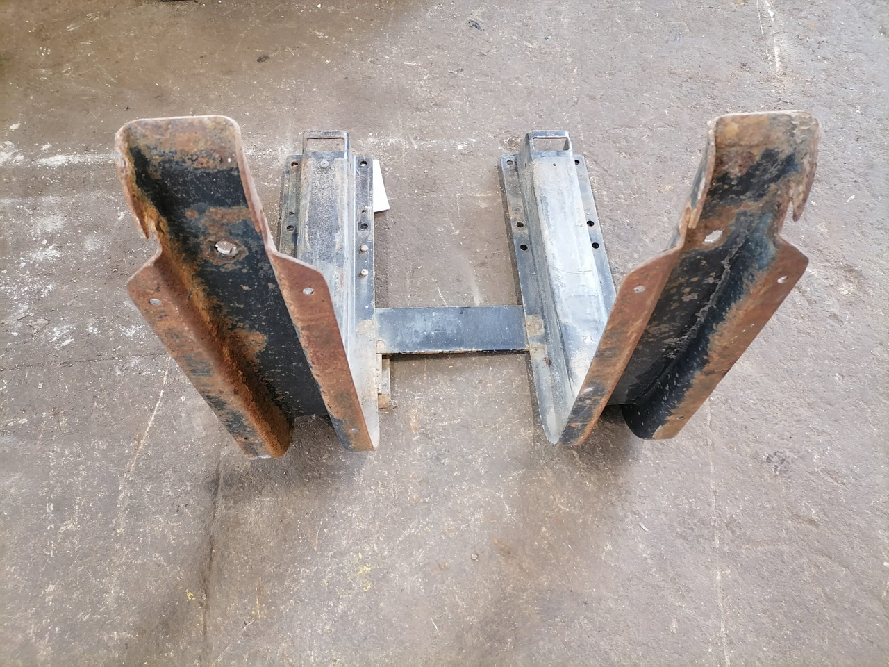 MAN Fuel tank bracket 81418015492 - Rezervoar za gorivo za Tovornjak: slika 4 MAN Fuel tank bracket 81418015492 - Rezervoar za gorivo za Tovornjak: slika 4