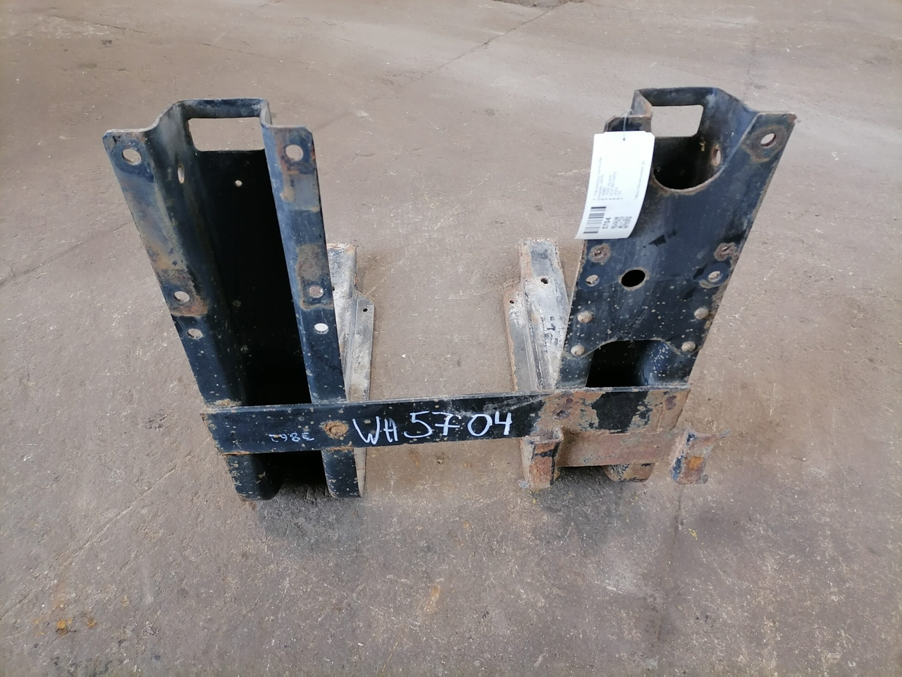 MAN Fuel tank bracket 81418015492 - Rezervoar za gorivo za Tovornjak: slika 3 MAN Fuel tank bracket 81418015492 - Rezervoar za gorivo za Tovornjak: slika 3