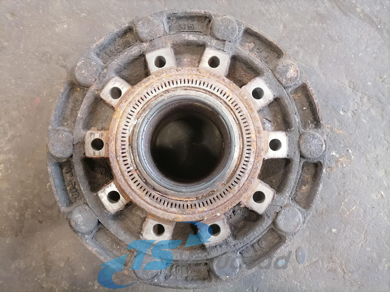 MAN Rear axel hub 81357010155 - Univerzalni rezervni del za Tovornjak: slika 4 MAN Rear axel hub 81357010155 - Univerzalni rezervni del za Tovornjak: slika 4