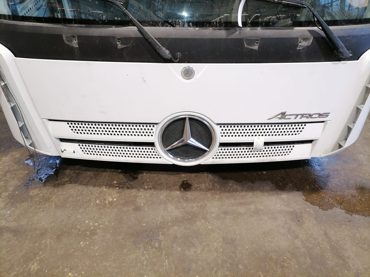 Mercedes-Benz Iluvõre A9607500409 - Rešetka za Tovornjak: slika 1 Mercedes-Benz Iluvõre A9607500409 - Rešetka za Tovornjak: slika 1