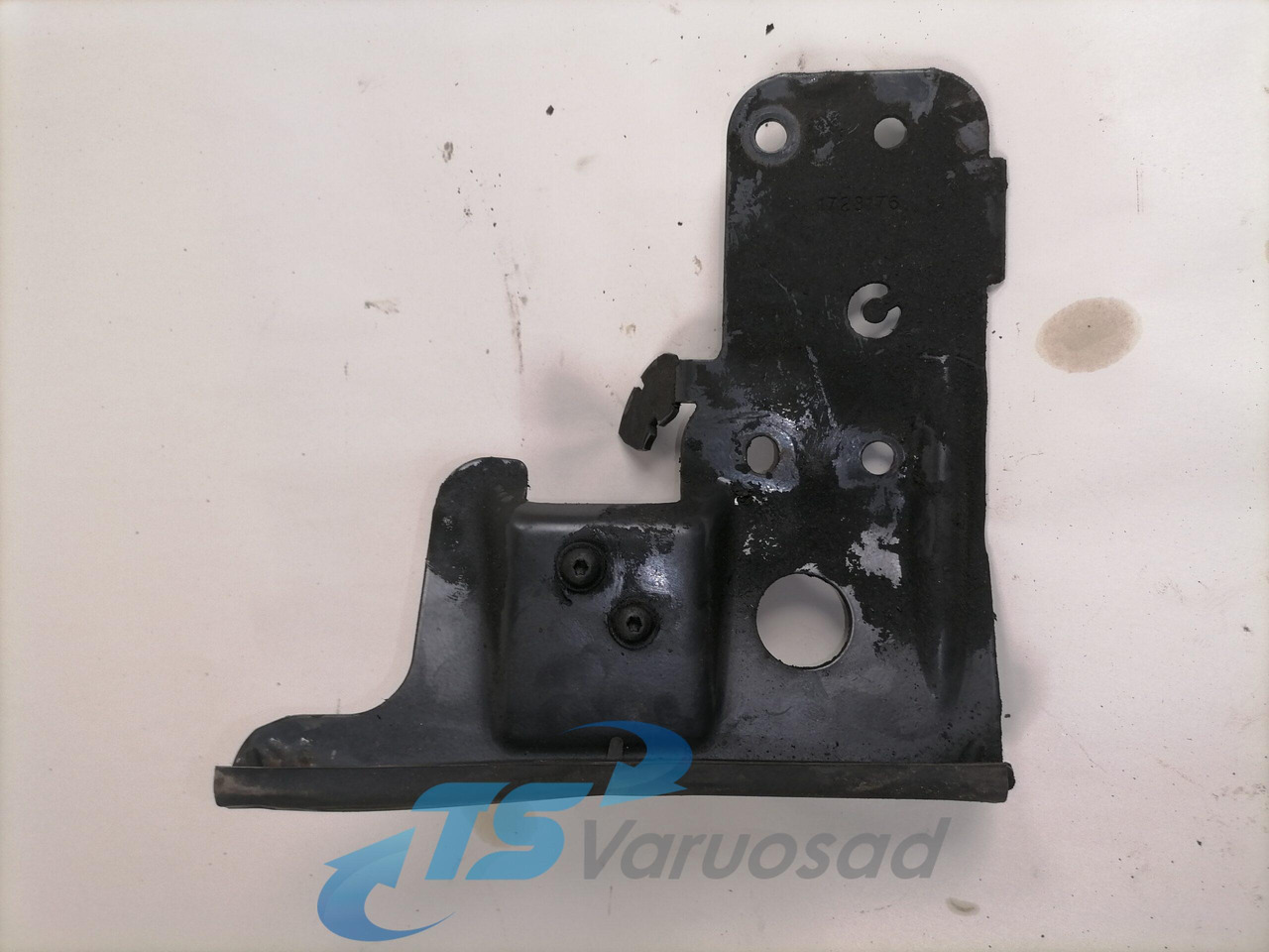 Scania Mudguard bracket 1723176 - Univerzalni rezervni del za Tovornjak: slika 1 Scania Mudguard bracket 1723176 - Univerzalni rezervni del za Tovornjak: slika 1