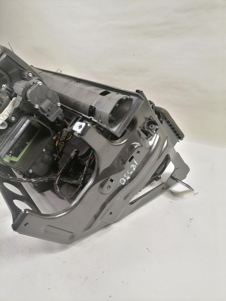 Scania Salongi radiaatorite korpus, komplektne 3093272 - Univerzalni rezervni del za Tovornjak: slika 3 Scania Salongi radiaatorite korpus, komplektne 3093272 - Univerzalni rezervni del za Tovornjak: slika 3