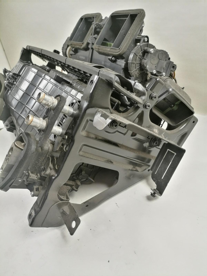 Scania Salongi radiaatorite korpus, komplektne 3093272 - Univerzalni rezervni del za Tovornjak: slika 4 Scania Salongi radiaatorite korpus, komplektne 3093272 - Univerzalni rezervni del za Tovornjak: slika 4