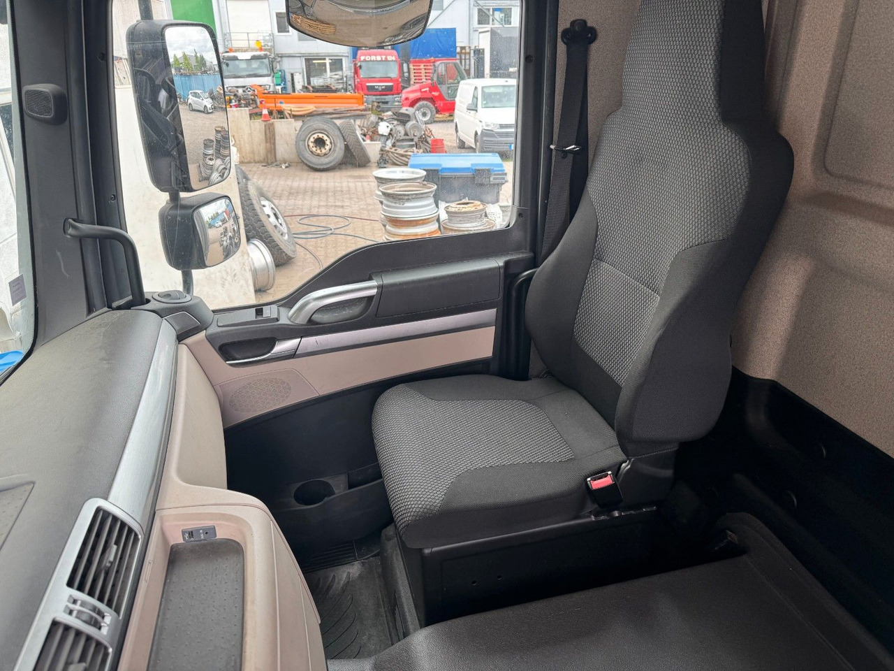 MAN 18.290 4X2 Koffer / Plane Top Zustand 8,30 Meter - Tovornjak zabojnik: slika 4 MAN 18.290 4X2 Koffer / Plane Top Zustand 8,30 Meter - Tovornjak zabojnik: slika 4