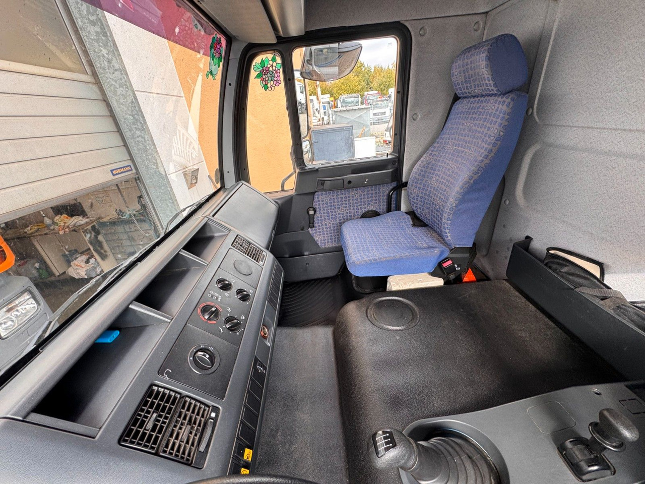 MAN 8.140 4X2 Pritsche Plane Original Km - Dostavno vozilo s ponjavo: slika 4 MAN 8.140 4X2 Pritsche Plane Original Km - Dostavno vozilo s ponjavo: slika 4